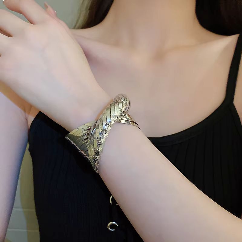 Twisted Cuff Bangle in Aurum